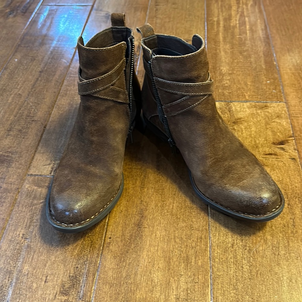 BØRN Faywood Rusty Brown Distressed Leather Booties 7m worn twice